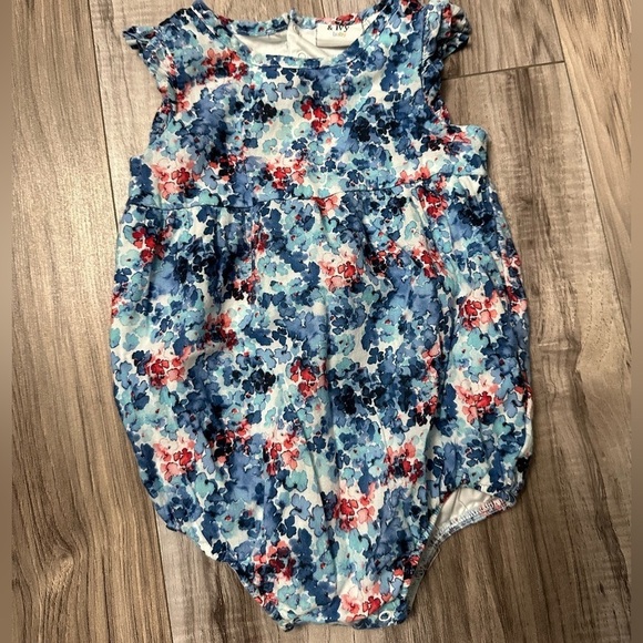 Crown & Ivy Baby | Bubble Romper | Size 12 Months | Adorable | EUC! - Picture 2 of 5